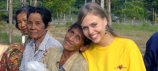 Pat, voluntaria de La Familia, con un beneficiario de ayuda humanitaria en Tailandia