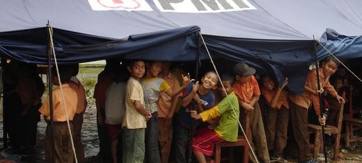 Happy_Kids_in_Padang_in_their_makeshift_tent_school.JPG