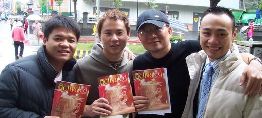 ファミリー・メンバーのフランキー（右）。ジョセフ（右から二人目）と、アクティベーテッド誌を手にする社員と共に （台湾）