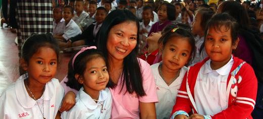 Pat_with_happy_orphans_after_a_performance_Thailand.JPG