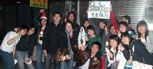 Taipei_English_Corner_club_members_out_to_give_free_hugs.JPG