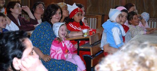 The_audience_enjoying_the_show_-_Pediatric_Hospital_Bucharest.jpg