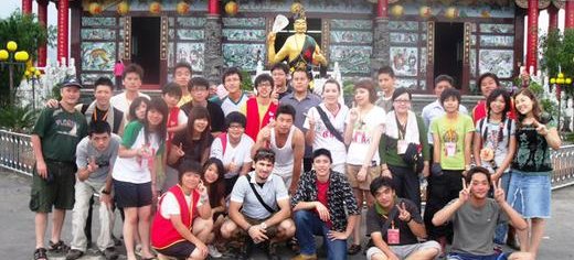 Volunteers_after_a_clean_up_program_in_a_village_in_Kaohsiung_county_Taiwan.jpg